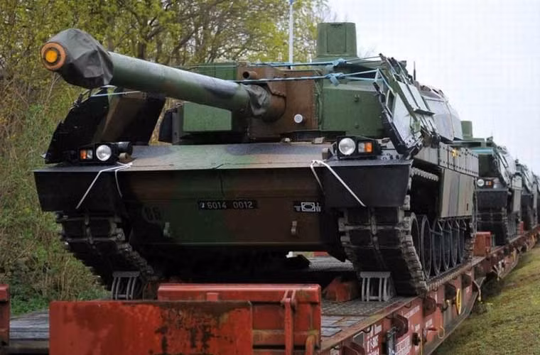 Đội hình xe tăng AMX-56 của Lục quân Pháp tiến vào lãnh thổ Ba Lan bằng tàu hỏa chuẩn bị cho cuộc tập trận tới đây.