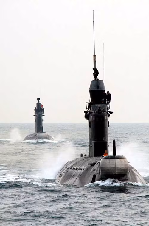 Biên đội tàu ngầm cũ Type 035 Minh của Hải quân Trung Quốc hành tiến trên biển. Đây là loại tàu ngầm rất cũ, lỗi thời của Trung Quốc nhưng dường như nước này vẫn chưa muốn cho chúng nghỉ hưu dù rằng đã đóng được nhiều lớp tàu ngầm mới như Type 039, Type 041.
