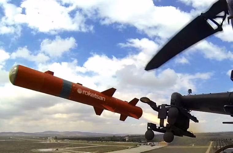 Khoảnh khắc đạn tên lửa chống tăng tầm xa Mizrak-U (Thổ Nhĩ Kỳ sản xuất) rời bệ phóng trên trực thăng tấn công, tầm bắn 500-8.000m, dẫn đường bằng laser.