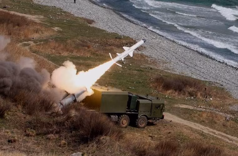 Tổ hợp tên lửa phòng thủ bờ biển Bal (trang bị tên lửa chống hạm Kh-35 Uran-E) lần đầu bắn đạn thật ở vùng Viễn Đông.