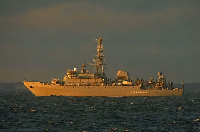 Đây có lẽ là bức ảnh vũ khí đáng lưu ý nhất tuần – tàu tình báo Project 18280 lớp Yuriy Ivamov ra biển thử nghiệm. Đây là lớp tàu trinh sát tình báo mới nhất của Hải quân Nga có lượng giãn nước 4.000 tấn, dài 95m, tầm hoạt động 8.000 dặm. Hoàn toàn không có bất kỳ thông tin nào về tính năng của Project 18280 được tiết lộ.