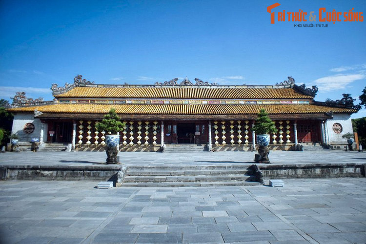 Chuyện bắt đầu vào năm Thành Thái thứ 11 (1899), khi Khâm sứ đại thần Boulloche nhận được tin báo của Hoằng Trị quận vương Hồng Tố nói đời Vua Minh Mạng và Thiệu Trị có chôn nhiều bạc trong Đại Nội. Boulloche đã xúc tiến việc tìm nơi chứa bạc này. Ảnh: Điện Thái Hòa, cung điện trung tâm của Đại Nội.