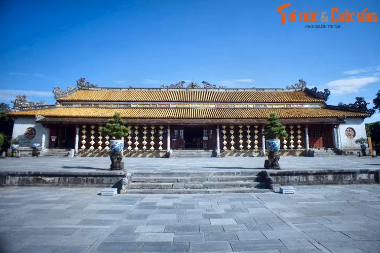 Chuyện bắt đầu vào năm Thành Thái thứ 11 (1899), khi Khâm sứ đại thần Boulloche nhận được tin báo của Hoằng Trị quận vương Hồng Tố nói đời Vua Minh Mạng và Thiệu Trị có chôn nhiều bạc trong Đại Nội. Boulloche đã xúc tiến việc tìm nơi chứa bạc này. Ảnh: Điện Thái Hòa, cung điện trung tâm của Đại Nội.