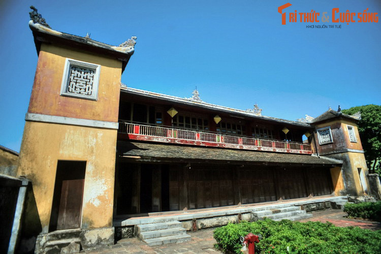 Hầm bạc thứ ba được tìm thấy sau đó một tháng, cũng tại khu vực cửa Tường Loan. Khi thi công sửa chữa miệng ống nước, lúc đào gạch lát nền, những người thợ đụng phải phiến đá, trên ấy có đồng tiền đồng lớn đã nghĩ ngay đó là hầm chôn bạc. Ảnh: Khương Ninh Các trong quần thể cung Diên Thọ.