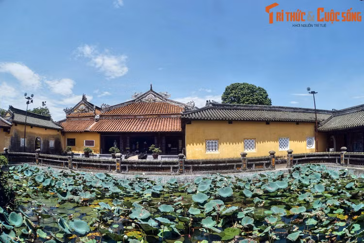 Khi đào lên kiểm biên có đến 60 hòm gỗ chứa đầy các thỏi bạc, 1 đồng tiền vàng và 1 đồng tiền đồng đỏ, 28 đồng tiền đồng và tấm bia đá khắc 16 chữ dịch nghĩa "Giáp Ngọ ngày tốt, mười vạn bạc ròng, lưu làm quốc dụng, ai dám riêng lòng". Ảnh: Cung Diên Thọ ở Đại Nội Huế.