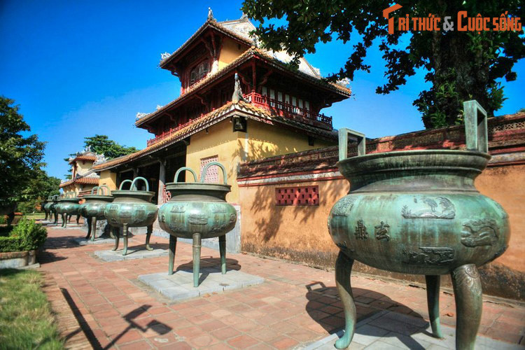 Về sau ông Khâm sứ đại thần nói với vua số bạc ấy trừ thuế, phí tổn đài tải quy ra tiền tổng cộng 460.350 đồng, được gửi vào Ngân hàng Thượng Hải. Ảnh: Cửu Đỉnh nhà Nguyễn phía sau Hiển Lâm Các.