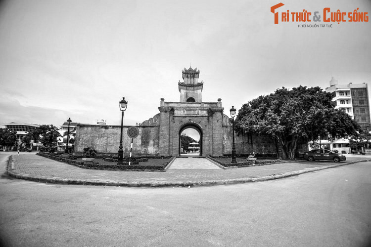 Nhờ có lũy Trường Dục, chúa Nguyễn đã duy trì được cục diện giằng co với quân đội của chúa Trịnh non nửa thế kỷ. Cuộc chiến bất phân thắng bại đã dẫn tới việc hai bên lấy sông Gianh làm ranh giới phân chia Đàng Trong – Đàng Ngoài. Ảnh: Quảng Bình Quan ở Đồng Hới, một công trình thuộc hệ thống lũy Trường Dục xưa.