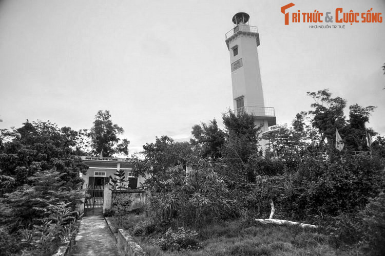 Dưới sự tham mưu của Đào Duy Từ, lũy Trường Dục được xây dựng từ năm 1630. Đây là hệ thống tường thành bằng đất bắt đầu tại làng Trường Dục chạy tới phá Lạc Hải, dọc bờ sông Rào Đá đến giáp sông Nhật Lệ, lại ngược theo tả ngạn đến Quảng Xá.