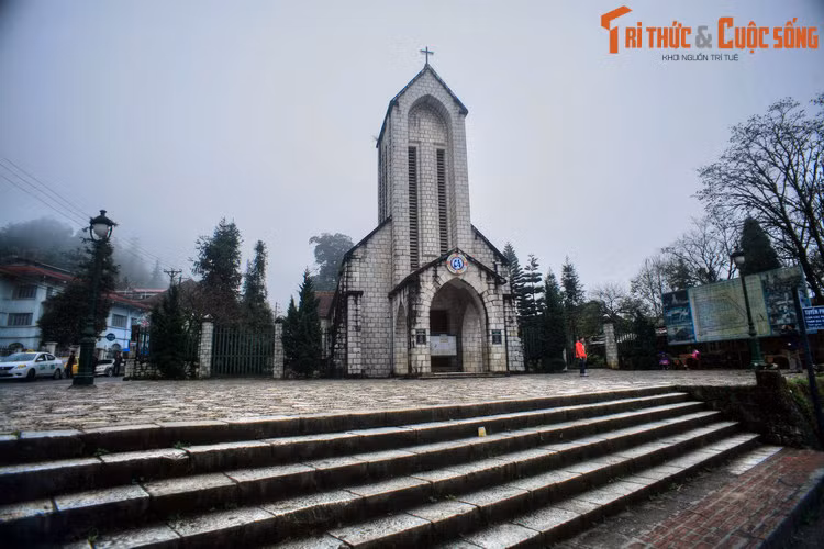 Ngày nay Lào Cai là một địa danh du lịch nổi tiếng của Việt Nam. Địa điểm thu hút du khách hàng đầu của tỉnh này là thị xã Sa Pa, một đô thị nghỉ dưỡng có lịch sử hình thành từ thời thuộc địa. Ảnh: Nhà thờ Đá Sa Pa.