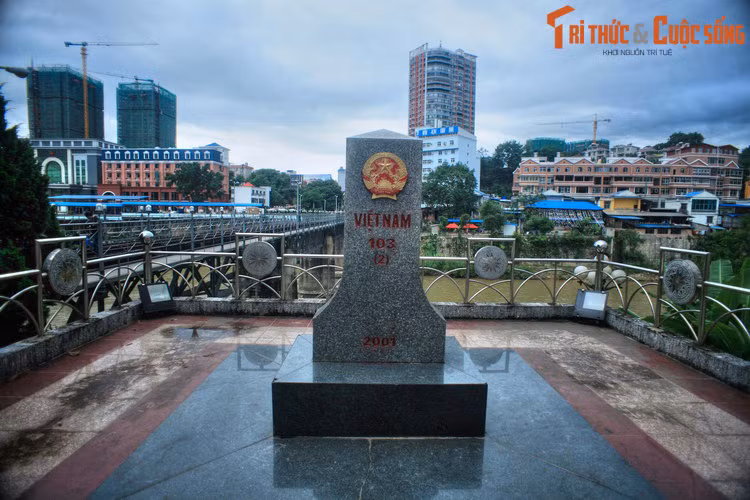 Theo cách phiên âm của người H’Mông, danh xưng Lão Nhai đã biến âm thành Lao Cai hay Lào Cai và được gọi trong một thời gian khá dài. Khi làm bản đồ, người Pháp viết Lao Cai thành Lao Kay. Ảnh: Cột mốc biên giới 103, thành phố Lào Cai.