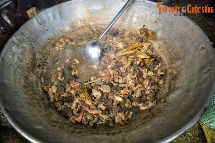 Bên cạnh cảnh quan thiên nhiên tươi đẹp, vùng đất Lào Cai còn để lại ấn tượng khó phai trong lòng du khách nhờ những nét văn hóa đặc sắc của đồng bào dân tộc vùng cao, thể hiện qua những phiên chợ muôn màu, các món đặc sản kỳ lạ và hấp dẫn. Ảnh: Đặc sản thắng cố Lào Cai.