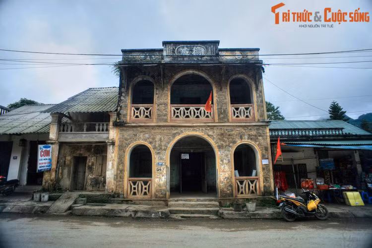 Tháng 11/1950, sau khi giải phóng một khu vực rộng lớn ở vùng Tây Bắc, chính quyền cách mạng đã thống nhất dùng tên Lào Cai thay cho Lao Kay. Danh xưng Lào Cai được sử dụng chính thức từ ngày đó. Ảnh: Thị trấn Mường Khương, Lào Cai.