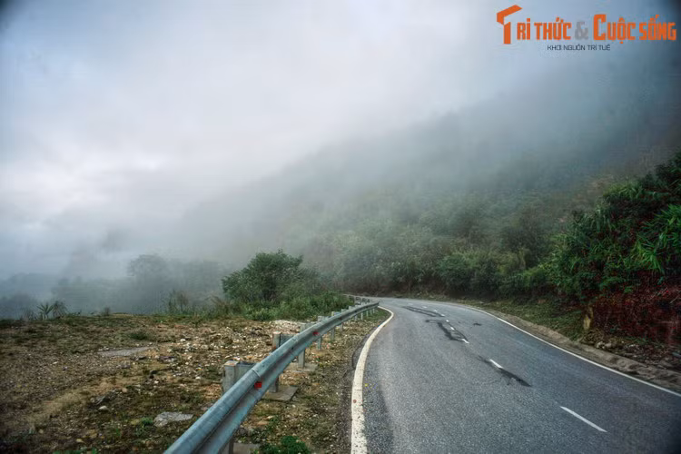 Ngược dòng thời gian, con người đã hiện diện trên địa bàn Lào Cai từ thời tiền sử. Thời các Vua Hùng, khu vực Lào Cai thuộc bộ Tân Hưng, là một trong 15 bộ của Nhà nước Văn Lang, và là một trung tâm kinh tế chính trị lớn ở thượng nguồn sông Hồng. Ảnh: Đèo Ô Quy Hồ, Lào Cai.