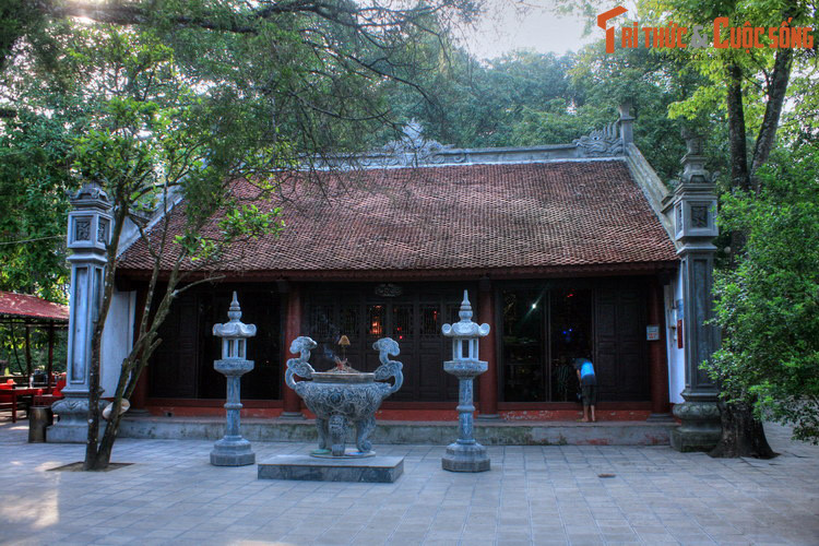 Ở trung tâm Lào Cai xưa kia có một khu chợ, dần dần người ta mở mang thêm một phố chợ. Phố chợ đầu tiên này được người dân địa phương được gọi là Lão Nhai (nghĩa là Phố Cũ) – tức thành phố Lào Cai ngày nay. Sau nay một phố chợ khác được mở thêm gọi là Tân Nhai (Phố Mới). Ảnh: Đền Thượng ở thành phố Lào Cai.