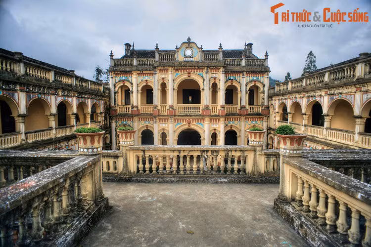 Ngày 12/7/1907, toàn quyền Đông Dương ra nghị định thành lập tỉnh Lao Kay. Từ đây địa danh Lao Kay - Lào Cai chính thức xuất hiện trên bản đồ Việt Nam. Ảnh: Dinh Hoàng A Tưởng ở Bắc Hà, Lào Cai.