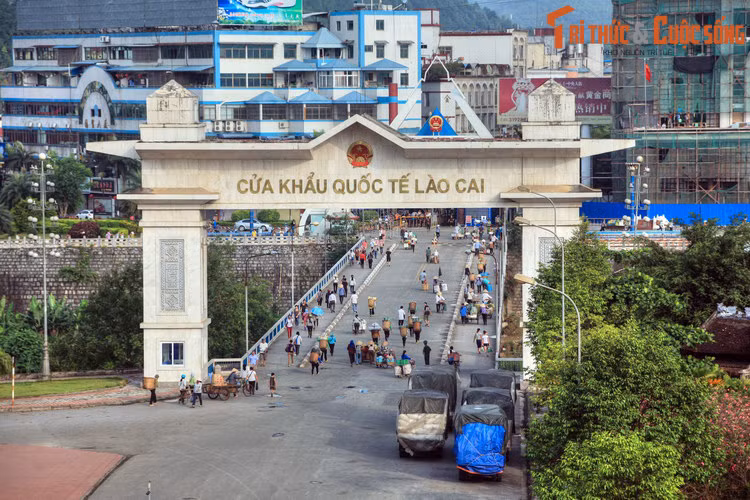 Là tỉnh vùng cao biên giới ở khu vực Tây Bắc của Việt Nam, Lào Cai là một vùng đất có truyền thống lịch sử - văn hóa lâu đời. Tên gọi Lào Cai đã hình thành như thế nào, mang ý nghĩa gì? Ảnh: Cửa khẩu quốc tế Lào Cai.