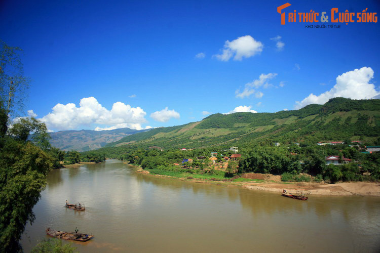 Chảy từ địa phận nước bạn Lào qua hai tỉnh Sơn La, Thanh Hóa trước đổ ra Biển Đông, sông Mã có chiều dài 512 km (phần trên lãnh thổ Việt Nam dài 410 km), là một trong những dòng sông lớn và có vị trí quan trọng trong tiến trình lịch sử văn hóa của Việt Nam.