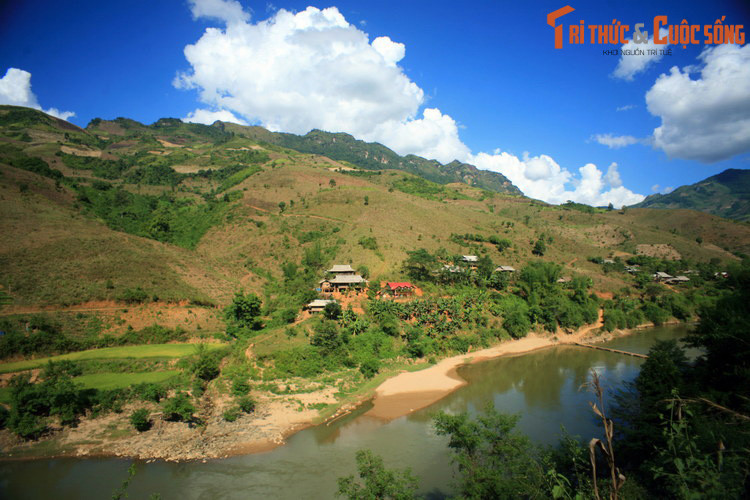 Nhiều sự kiện lịch sử quan trọng của Việt Nam gắn liền với sông Mã. Phù sa sông Mã là nguồn chủ yếu tạo nên đồng bằng Thanh Hóa, đồng bằng lớn thứ ba ở Việt Nam. Đồng bằng này cũng là một trong những cái nôi của nền văn minh Đông Sơn.