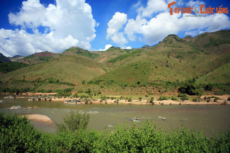 Các sử quan phong kiến Việt Nam đã ghi lại tên của dòng sông này trong văn thư là sông Mã, với từ “Mã” theo nghĩa Hán – Việt là con ngựa. Tên gọi này cũng phù hợp với đặc điểm của một dòng sông có dòng nước chảy xiết như ngựa phi.