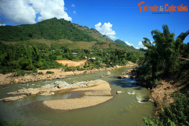 Trên phương diện từ nguyên học, theo cuốn “Cơ sở ngôn ngữ học và tiếng Việt” (Nhà xuất bản Giáo dục, 2006), từ "Ma" trong tên gọi nậm Ma đồng nghĩa với từ "mạ" trong tiếng Việt cổ, còn lưu lại trong phương ngữ miền Trung, có nghĩa là "mẹ".