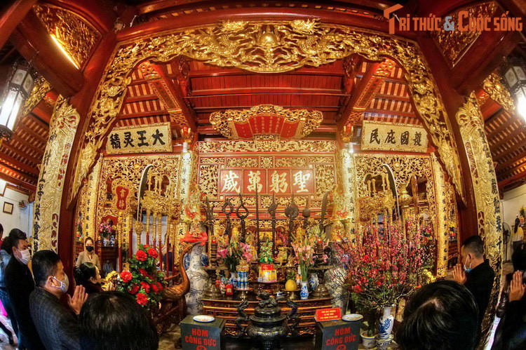 Thần tích về Cao Sơn Đại Vương có nhiều dị bản. Một phiên bản phổ biến kể rằng thần Cao Sơn vốn là anh em con chú con bác của Tản Viên Sơn Thánh (tức Sơn Tinh). Ngài đã trợ lực Tản Viên Sơn Thánh chống lại Thủy Tinh trong trận hùng chiến kinh thiên động địa.