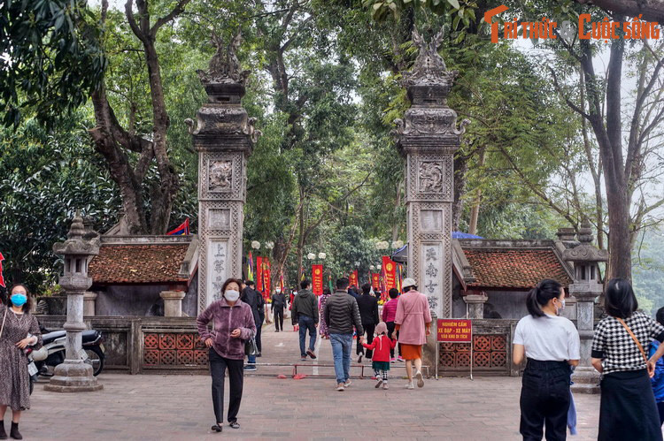 2. Đền Voi Phục nằm ở số 362 phố Kim Mã, cạnh công viên Thủ Lệ, là ngôi đền trấn giữ hướng Tây trong Thăng Long Tứ trấn. Đền còn có tên là đền Linh Lang do vị thần được thờ ở đây là Linh Lang Đại Vương.