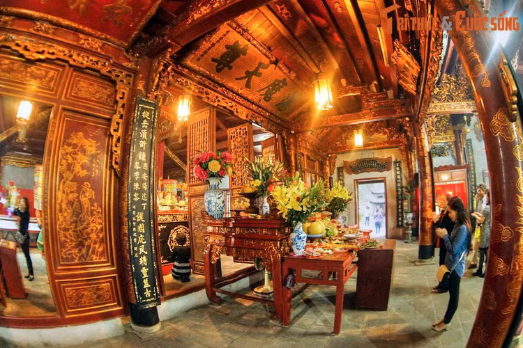 Truyền thuyết kể rằng Huyền Thiên Trấn Vũ là một vị thần cai quản phương Bắc. Ngài đã giúp dân chúng trừ tà ma và các loại yêu quái phá hoại đời sống của dân chúng vùng xung quanh thành Thăng Long.