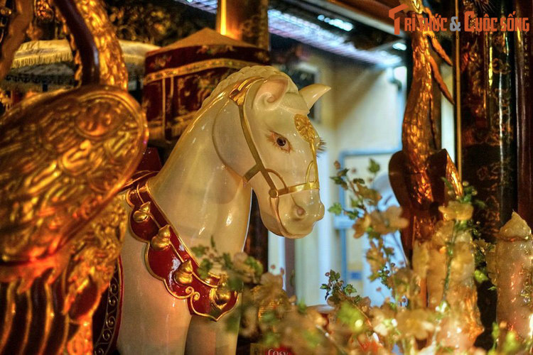 Sau khi thành xây xong, vua ra chiếu cho chúng dân kinh thành biết việc phong thần Long Đỗ làm Thành hoàng bảo vệ cho kinh thành Thăng Long. Ngựa trắng - Bạch mã được cho là hiện thân của thần Long Đỗ, kể từ đó trở thành một biểu tượng thiêng liêng của ngôi đền.