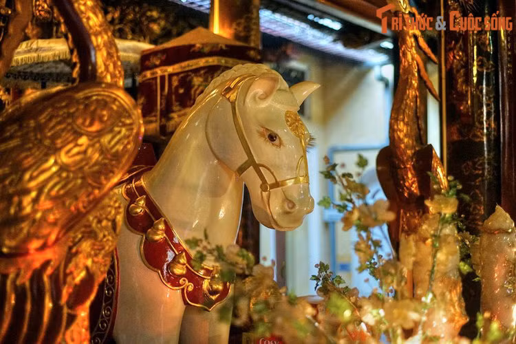 Sau khi thành xây xong, vua ra chiếu cho chúng dân kinh thành biết việc phong thần Long Đỗ làm Thành hoàng bảo vệ cho kinh thành Thăng Long. Ngựa trắng - Bạch mã được cho là hiện thân của thần Long Đỗ, kể từ đó trở thành một biểu tượng thiêng liêng của ngôi đền.