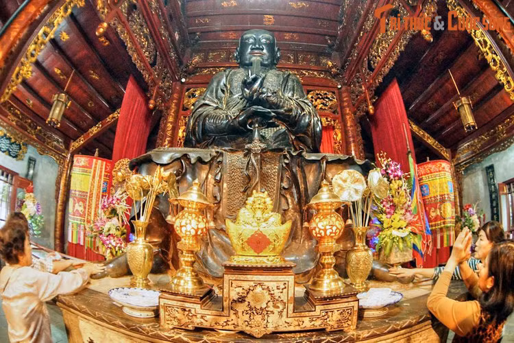 Khi dời đô về Thăng Long, vua Lý Thái Tổ đã lập đền thờ phụng ngài, phong làm vị thần trấn giữ phương Bắc kinh thành. Về sau, các vua triều Lê cũng thường tới đây để cầu ngài Huyền Thiên Trấn Vũ ban mưa thuận gió hòa.