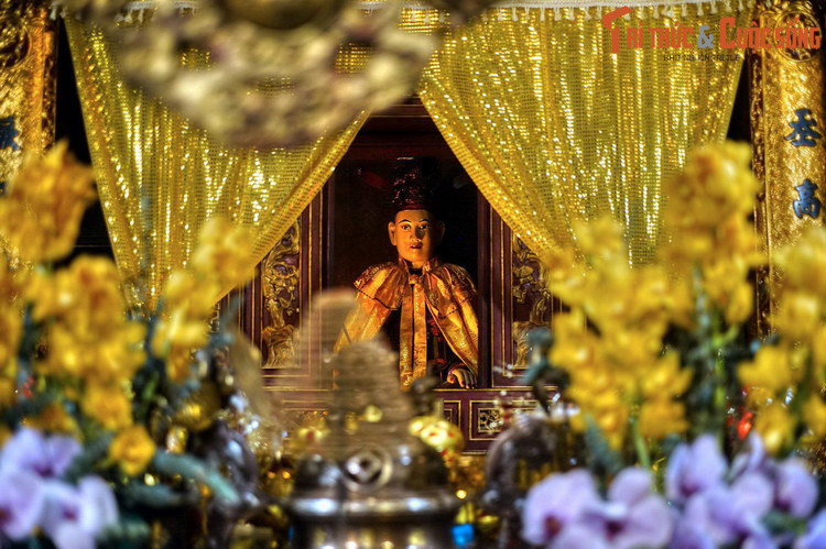 Sau chiến thắng đó, hoàng tử Linh Lang lâm bệnh nặng. Chàng nói với vua cha rằng mình không phải người trần mà là con của đức Long Quân giáng thế. Sau đó, chàng biến thành con giao long, trườn xuống hồ Tây và biến mất. Vua bèn cho lập đền thờ ở vùng Thủ Lệ, nơi ngài được sinh ra.