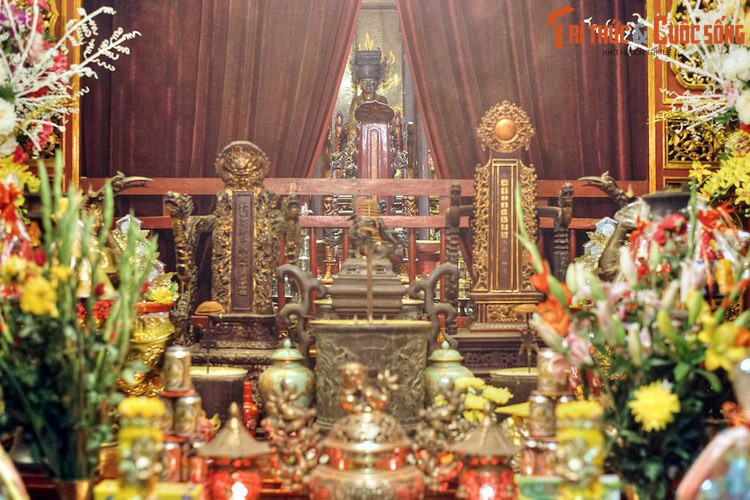 Đền Bạch Mã gắn với truyền thuyết vua Lý Thái Tổ cho đắp thành Thăng Long nhưng nhiều lần thành đắp lên lại bị sụp. Vua cho người cầu khấn ở đền thờ thần Long Đỗ thì thấy một con ngựa trắng đi ra. Vua lần theo vết chân ngựa, vẽ đồ án xây thành, thành mới đứng vững.