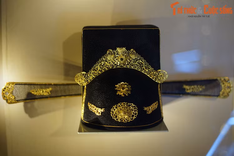 Hiện vật này là mũ đại triều của Đô Thống Chế Thần Sách Lê Văn Phong, một vị quan đại thần nhà Nguyễn. Chiếc mũ đang được bảo quản và trưng bày tại Bảo tàng Lịch sử TP HCM.