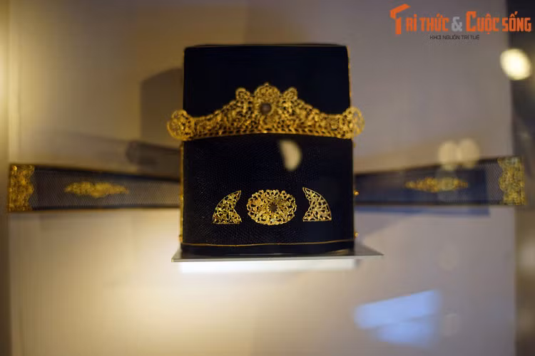 Mũ Thiên vương Thống Chế Chánh Tam Phẩm Võ Ban, một hiện vật đặc sắc khác của Bảo tàng Lịch sử TP HCM.