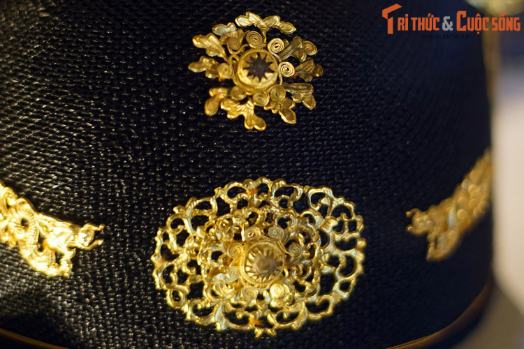 Cận cảnh họa tiết trang trí trên chiếc mũ của quan đại thần Lê Văn Phong. Mũ có dạng úp lên đầu, phần phía sau (gọi là hậu sơn) nhô cao hơn phần trán, được các viên quan đội khi chấp sự hoặc dự việc có tính cách nghi lễ.