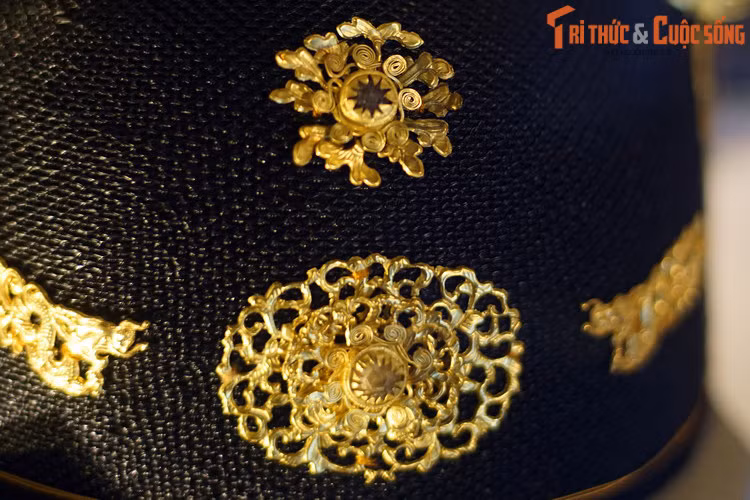 Cận cảnh họa tiết trang trí trên chiếc mũ của quan đại thần Lê Văn Phong. Mũ có dạng úp lên đầu, phần phía sau (gọi là hậu sơn) nhô cao hơn phần trán, được các viên quan đội khi chấp sự hoặc dự việc có tính cách nghi lễ.