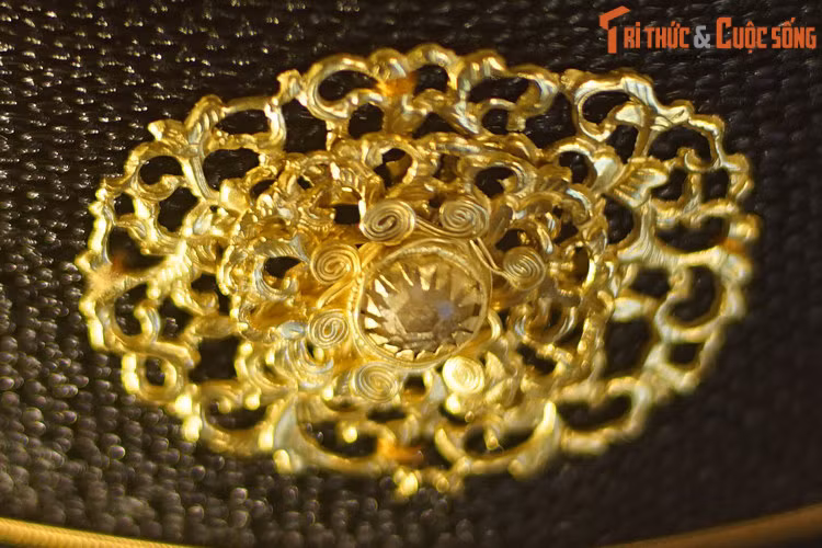 Theo cuốn "Ngàn năm áo mũ" của tác giả Trần Quang Đức, mũ cánh chuồn có nguồn gốc từ mũ phốc đầu, một biến thể của loại khăn chít trên đầu, hai đầu khăn bỏ rủ hai bên tai.