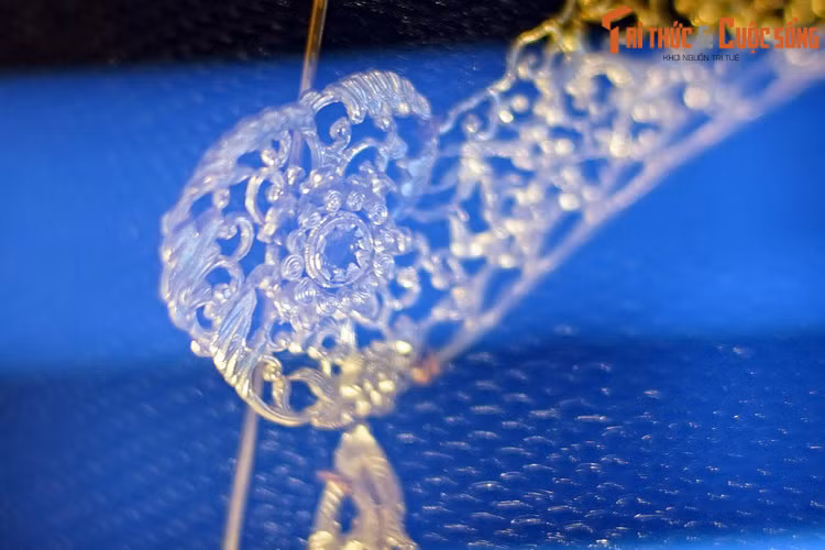 Loại mũ này du nhập vào Việt Nam từ Trung Hoa vào thời nhà Lý. Đến thời Hậu Lê thì triều đình chỉ định dùng mũ cánh chuồn, lúc bấy giờ gọi là mũ ô sa, là một phần phẩm phục của các quan.