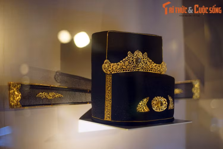 Chiếc mũ này cũng được trang trí rất cầu kỳ, kiểu cách tương tự mũ đại triều của quan đại thần Lê Văn Phong,