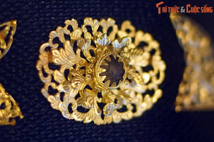 Tùy phẩm cấp mà mũ cánh chuồn của quan lại nhà Nguyễn được để trơn hay đính thêm những huy hiệu gọi là bác sơn.