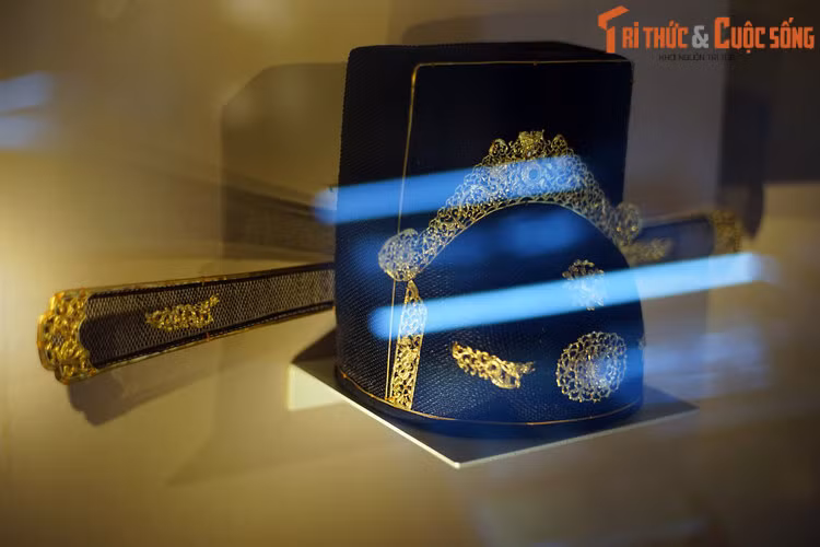 Đây là kiểu mũ đặc trưng của quan lại thời phong kiến Việt Nam và Đông Á, thường được gọi là mũ ô sa hay mũ cánh chuồn. Tên gọi "cánh chuồn" bắt nguồn từ thiết kế hai bên tai mũ có hai cánh, tương tự như cánh con chuồn chuồn.