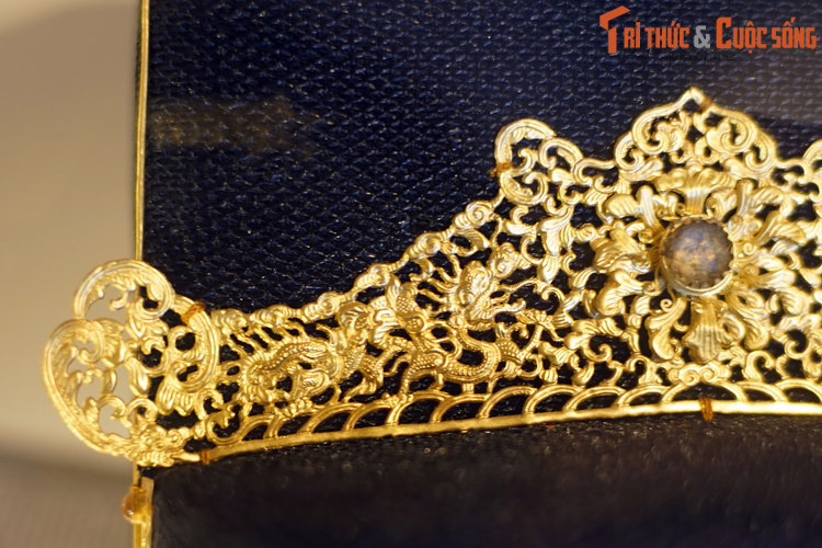 Bác sơn làm bằng quý kim (vàng, bạc, bạc mạ vàng...) có mục đích trang trí, đồng thời cũng dùng để phân biệt phẩm trật.