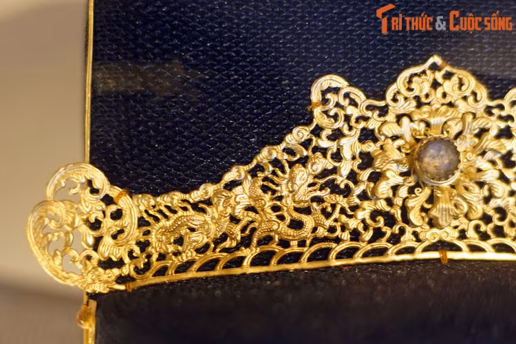 Bác sơn làm bằng quý kim (vàng, bạc, bạc mạ vàng...) có mục đích trang trí, đồng thời cũng dùng để phân biệt phẩm trật.