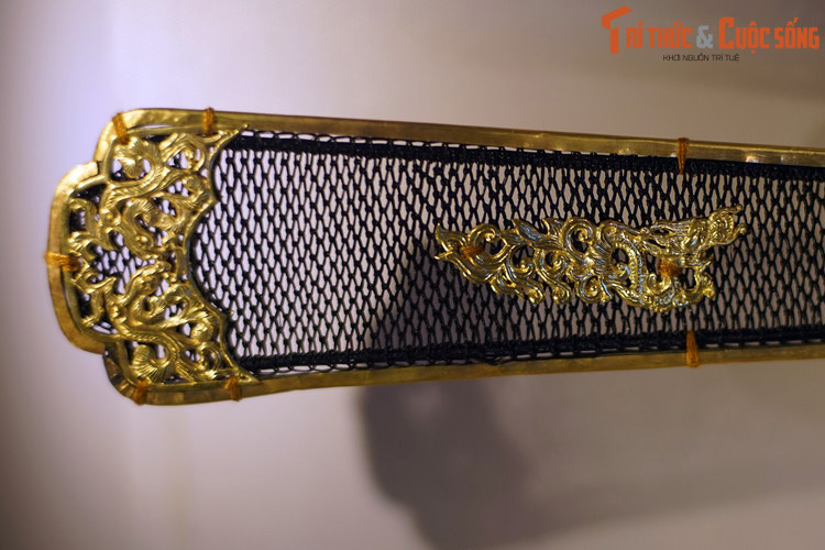 Cận cảnh các họa tiết trang trí ở "cánh chuồn" trên mũ đại triều của Đô Thống Chế Thần Sách Lê Văn Phong.