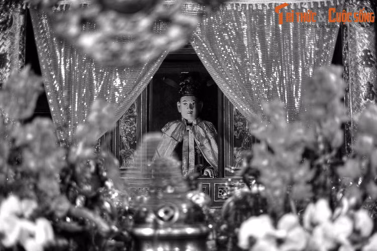 Vua cấp ngay cho Hoàng Lang voi chiến, cờ hiệu, khí giới cùng 5.000 gia thần. Nhận đầy đủ nhân vật lực, Hoàng Lang liền nghiêng mình lắc mạnh, thân hình bỗng nhiên cao lớn lạ thường. Tay cầm lá cờ lớn nhảy lên lưng voi, Hoàng Lang vung cờ thét lớn: “Ta là thiên tướng”.