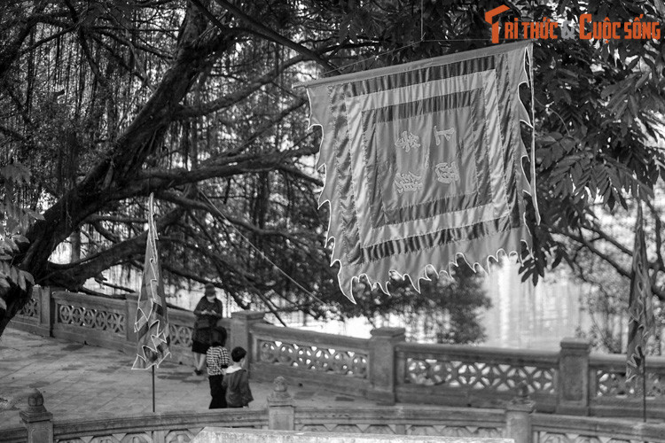 Theo thần phả được lưu giữ ở đền Voi Phục, vào năm 19 tuổi, mẹ Linh Lang - cô gái xinh đẹp ở làng Bồng Lai - được Vua Lý Thánh Tông để mắt và rước về làm cung phi. Vua xây cho bà một cung điện ở Thị Trại (khu vực Thủ Lệ ngày nay), nhưng 4 năm sau bà vẫn chưa có thai.