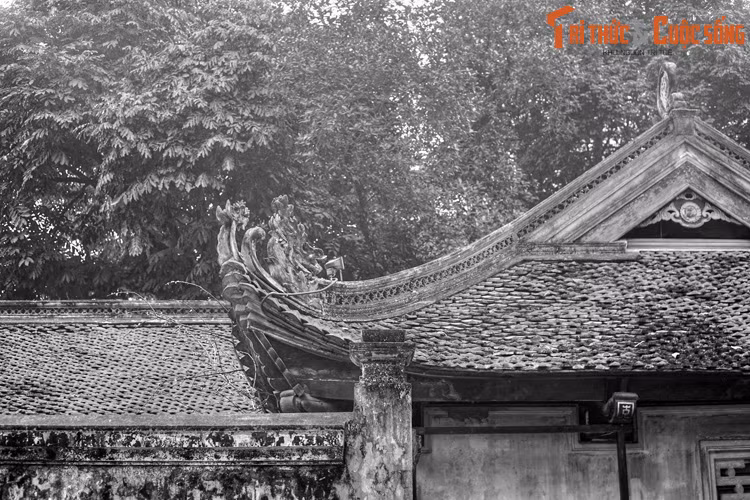 Ba năm sau, giặc Vĩnh Trinh nổi lên làm loạn ở vùng núi phía Bắc. Quân giặc hùng hậu, quan quân triều đình không dẹp nổi. Nhà vua bèn cho lập đàn cầu trời. Một ông tiên giáng đàn và bảo vua rằng phường Trại có người tài giỏi, nhờ được người đó giúp thì giặc Vĩnh Trinh sẽ bị đánh tan.