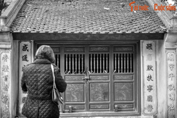 Nhưng chỉ một lát sau, trời đất quang tạnh, sóng lặng gió yên, thuồng luồng cũng biến mất. Bà trở về cung và kể lại sự tình với nhà vua. Sau đó bà có thai, mang thai 13 tháng thì sinh được một người con trai đặt tên Hoàng Lang. Cậu bé có thân hình to lớn, lưng có 28 vết hằn như vảy rồng.