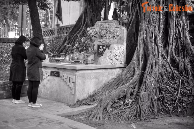 Biết mình không còn ở trần gian được lâu, Hoàng Lang nói cho vua biết sự thật mình là con của Long Quân, do thấy thế nước gian nguy nên vâng theo thiên hạ, thần thác sinh làm hoàng tử để dẹp giặc, nay sự nghiệp đã thành, mong được trở về Thủy quốc.