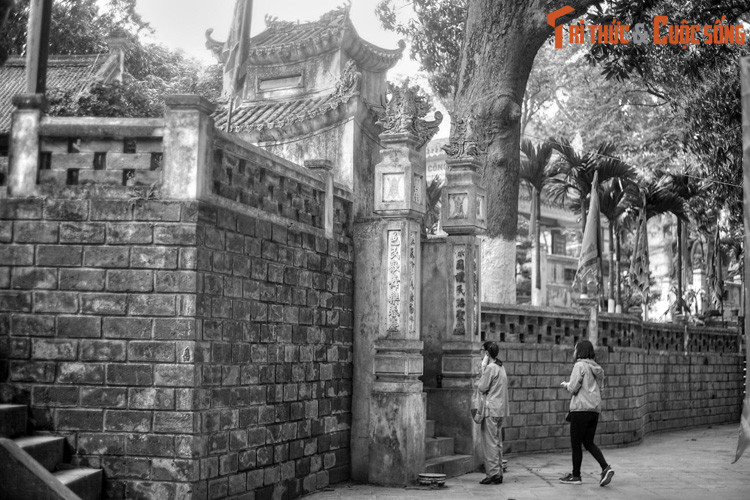 Mấy tháng sau, vua có ý định nhường ngôi cho Hoàng Lang vì chàng là hoàng tử, nhưng Hoàng Lang từ chối. Lúc này, Hoàng Lang bị mắc bệnh đậu mùa đã được ba tháng, không sao chữa khỏi.